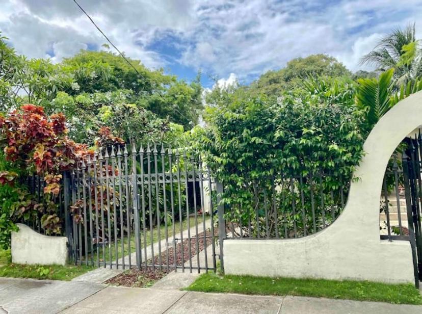 Entire Private Beautiful 2 Bedroom Plus Den House With Gated Front&Back Yard And Free Parking 10Min Drive To Miami Beach Exterior foto